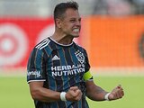 "Chicharito" Hernández marca su primer doblete en la MLS.