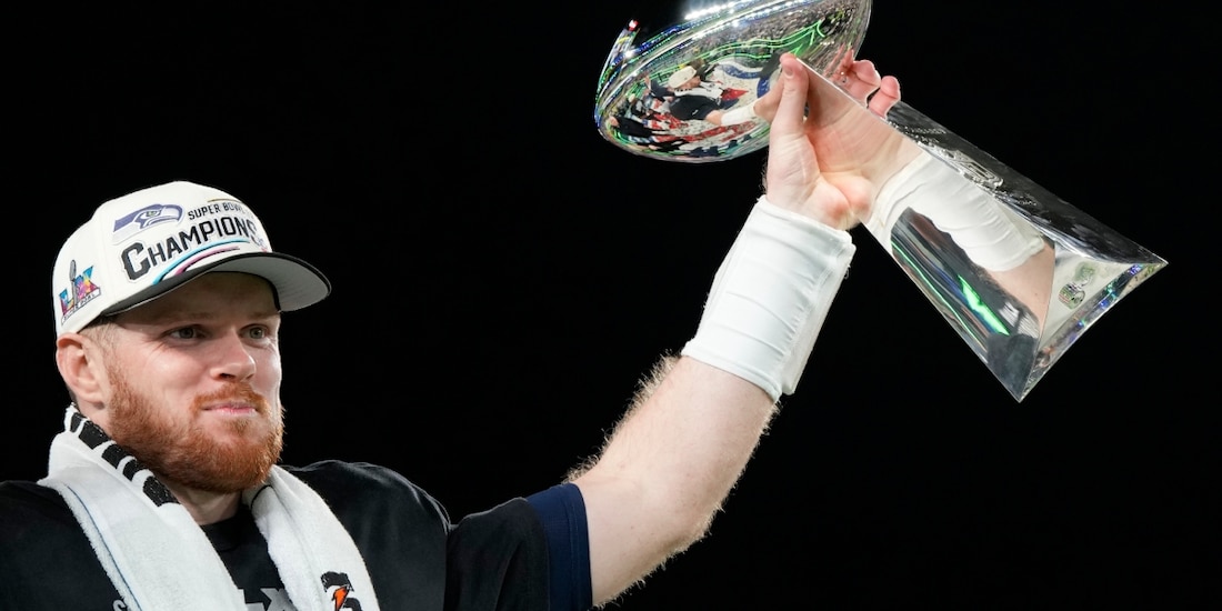 Sam Darnold, quarterback de los Seattle Seahawks, levanta el trofeo del Super Bowl que ganó el 8 de febrero de 2026 ante los Patriots