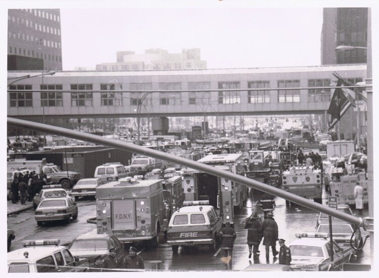 Una bomba explotó en el sótano de las Torres Gemelas, un día como hoy pero de 1993; en foto, el tráfico provocado por el caos tras el atentado.