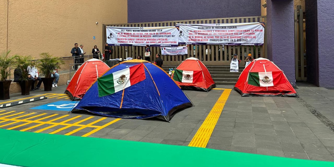 Protesta de jueces y magistrados en retiro forzado afuera del OAJ, el 25 de mayo de 2026.