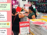 Mujer le pide a una pareja ser padrinos de útiles escolares. Foto: Especial