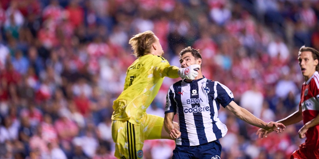 Chris Brady no fue expulsado a pesar de darle un puñetazo a Hugo Cuypers en el Monterrey vs Chicago Fire de la Leagues Cup.