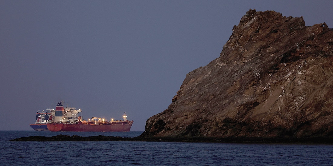 El cierre de Ormuz causa gran afectación ya que es una vía fundamental para el comercio internacional de crudo y gas, conectando productores como Irán, Arabia y Qatar.