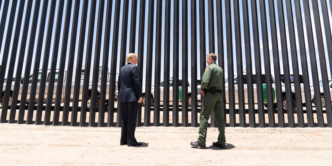 El mandatario estadounidense (izq.) supervisa los avances de la valla fronteriza, ayer.