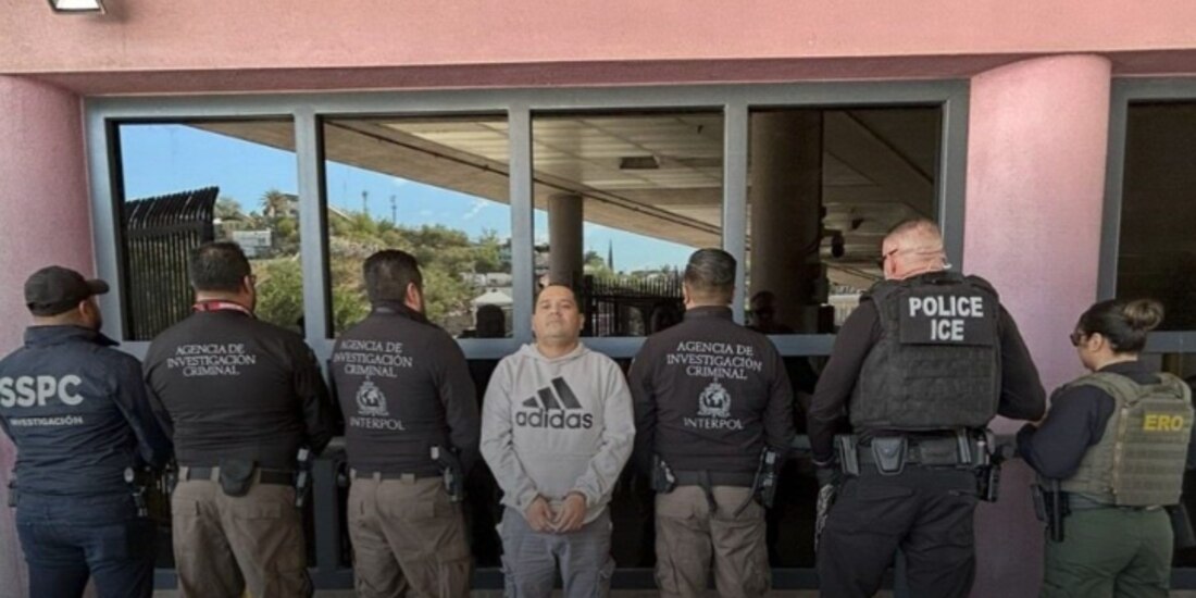 Damián Sandoval, El Wereke, (c.), ayer, con elementos de Interpol, ICE y SSPC, durante su deportación a México.