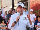 Un reporte emitido a las frecuencias de seguridad pública confirmó que el exalcalde del PRI ya no contaba con signos vitales en el lugar del ataque.