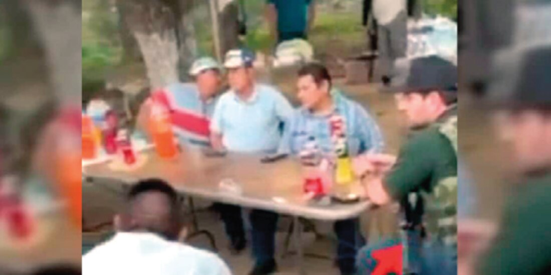 Imagen del video difundido de la reunión entre los ediles Jesús Corona y Agustín Toledano con un líder criminal.