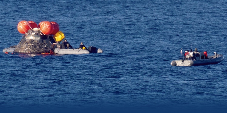 LA TRIPULACIÓN del Artemis
II en una balsa inflable.