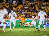 Gignac saca un disparo ante la marca de Mozo, el torneo pasado.