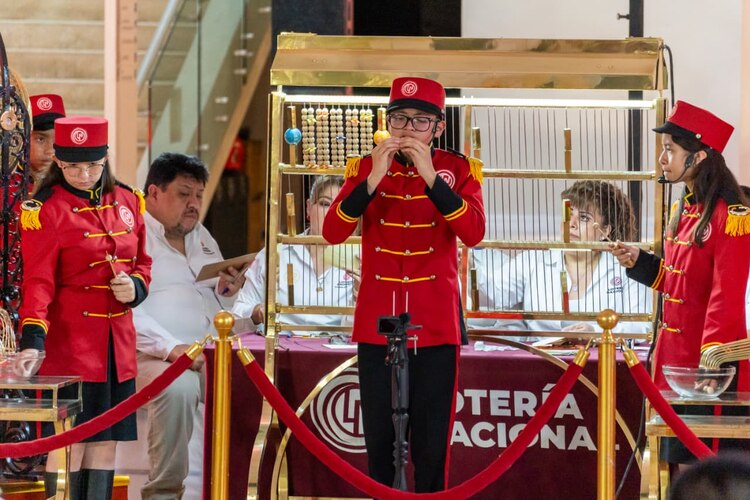 Niñas y niños gritones durante el Sorteo Zodiaco Especial no. 1727.