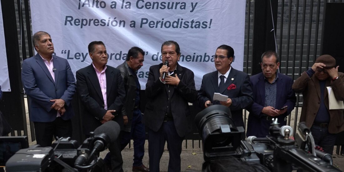 Un grupo de periodistas protestó afuera del Senado contra la aprobación de la Ley de Telecomunicaciones, que calificaron de “ley censura”, y rechazaron las facultades excesivas a la ATDT.