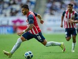 Alexis Vega conduce el balón en un partido de Chivas en el Torneo Grita México Apertura 2021 de la Liga MX.
