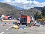 Camión que fue 'aventado' por estudiantes a los agentes de seguridad.