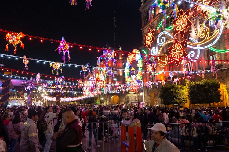 Capitalinos disfrutan de la Verbena Navideña y el alumbrado en el Zócalo capitalino.
