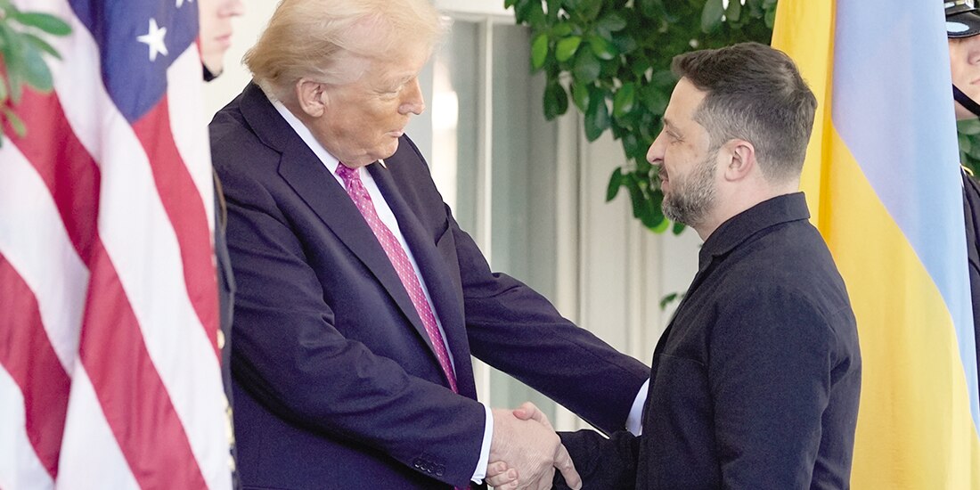 Trump estrecha la mano a Zelenski, ayer, en la Casa Blanca.