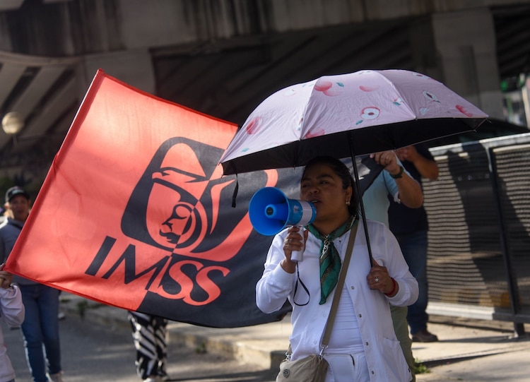 Aspecto de una protesta de trabajadores del IMSS.
