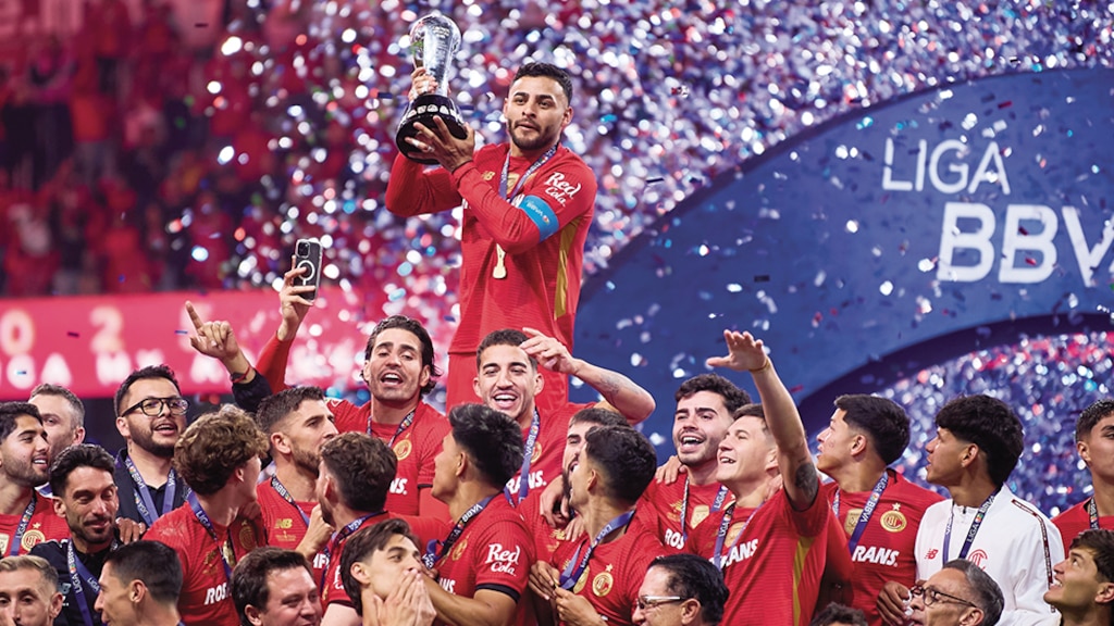Jugadores del Toluca festejan con el trofeo de la Liga MX.