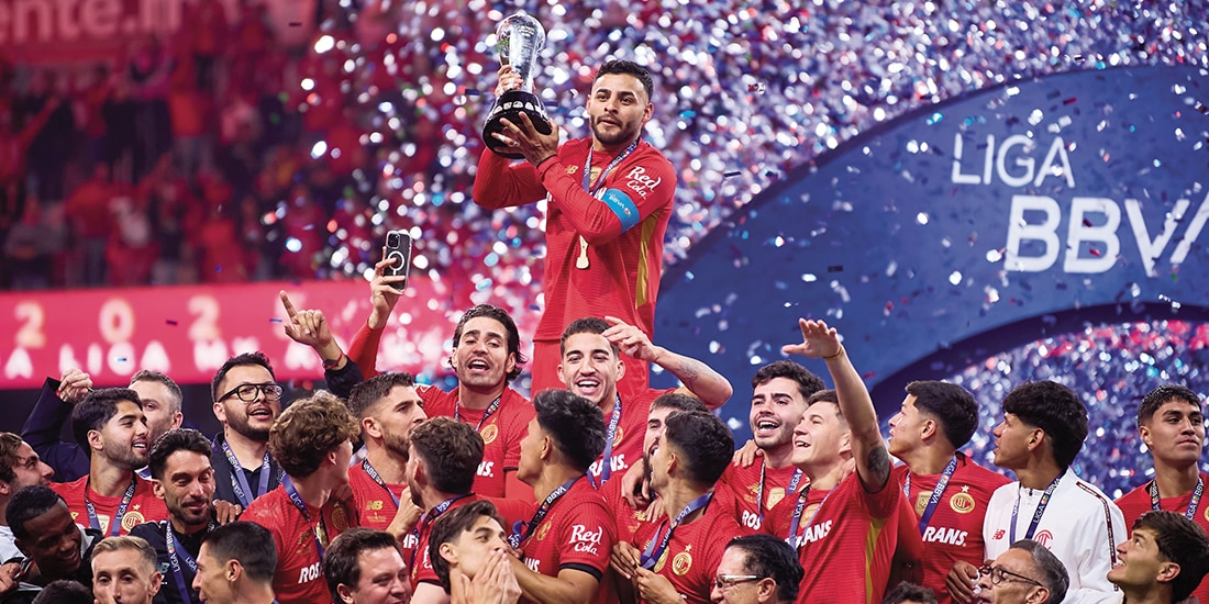 Jugadores del Toluca festejan con el trofeo de la Liga MX.