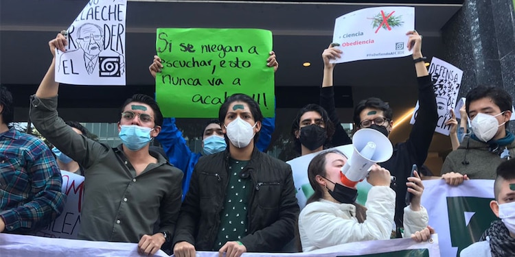 Contingente del CIDE mostró pancartas, en una dice: "Si se niegan a escuchar, esto nunca va a acabar”