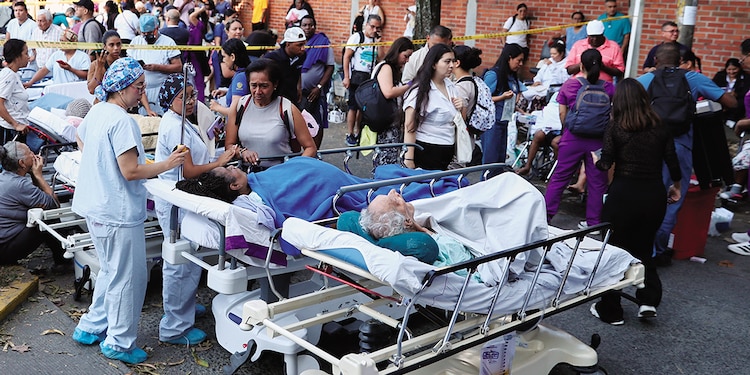 Los pacientes de un hospital fueron evacuados por personal médico.