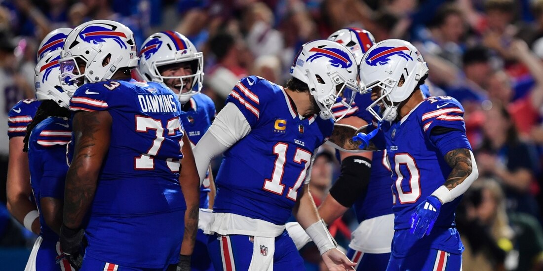 Jugadores de los Bills festejan un touchdown contra los Dolphins en la Semana 3 de la NFL.