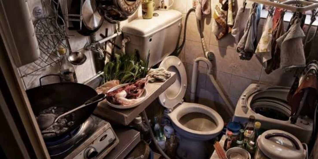 Adultos mayores y también menores de edad de Hong Kong viven en casas de renta que parecen más bien "jaulas"