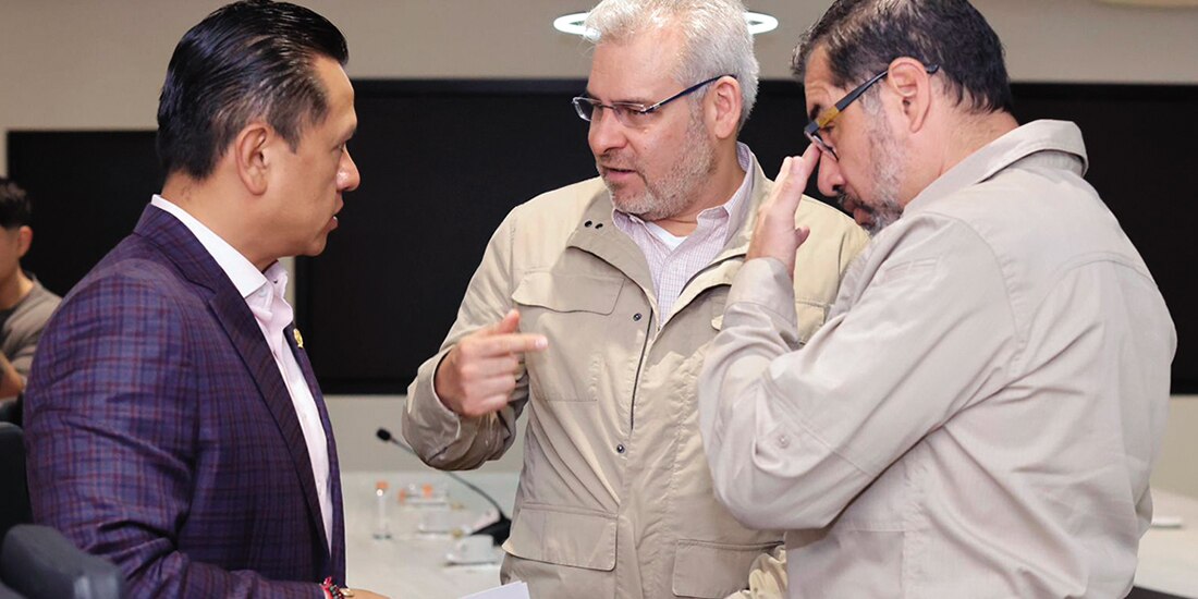 El gobernador Alfredo Ramírez Bedolla (c.), ayer, en Morelia, Michoacán.