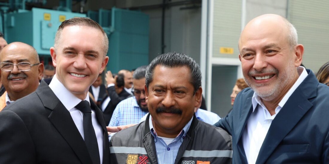 Adrián Rubalcava y Guillemo Calderón (der.), con un trabajador del Metro, ayer.