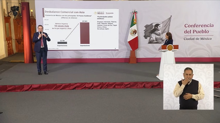 El secretario de Economía y la Presidenta de México.