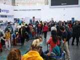 Largas filas de espera por vuelos cancelados, en el AICM, ayer.