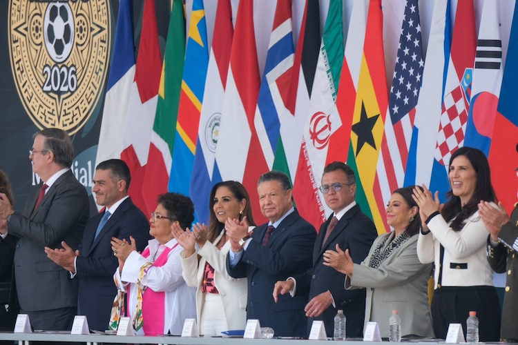 La gobernadora Mara Lezama Espinosa (centro) acudió al evento de entrega de reconocimientos del Plan Kukulkán en Santa Lucía.