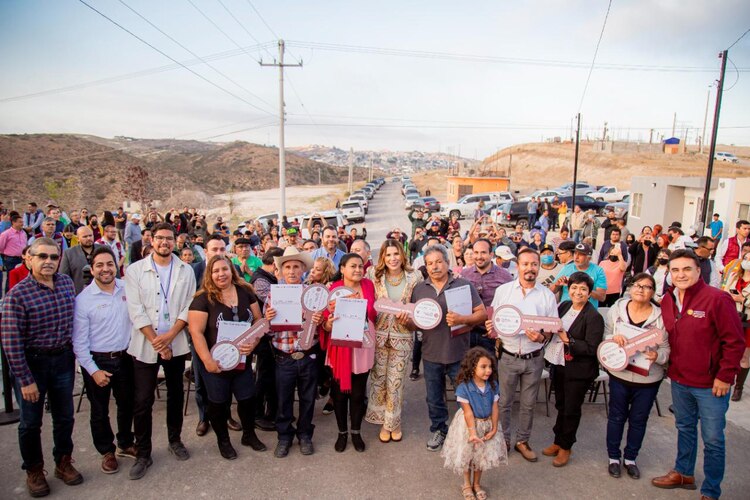 Marina del Pilar con las familias damnificadas.