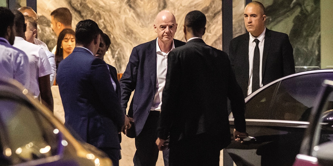 el PRESIDENTE sale de una reunión con directivos de
Marruecos para pedir su apoyo y seguir al frente de FIFA.