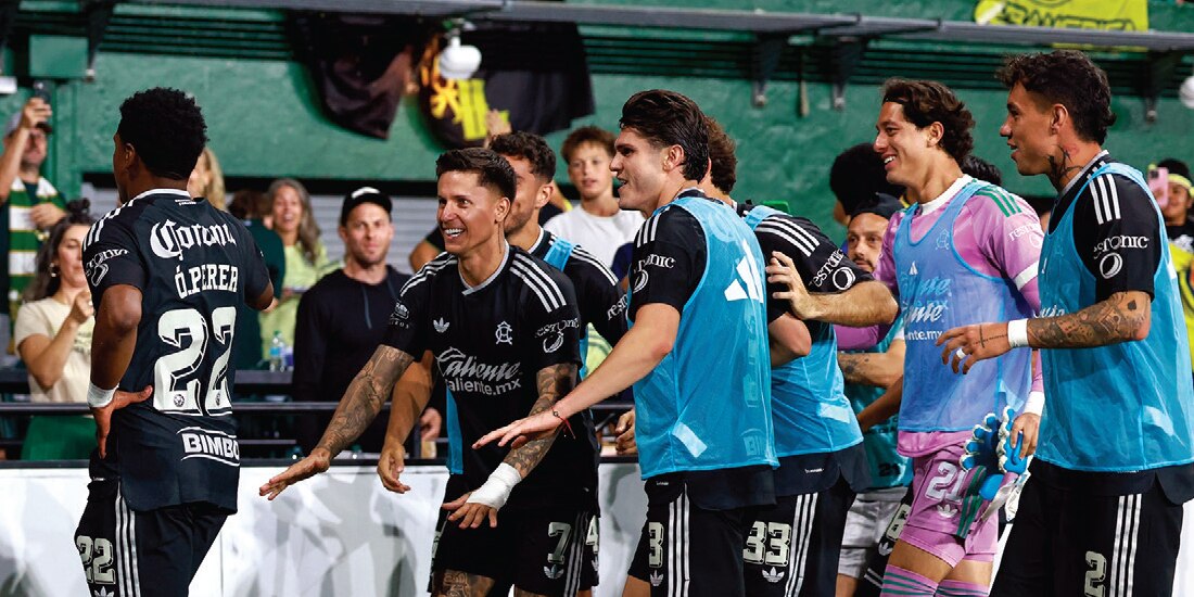 FUTBOLISTAS azulcremas festejan
con Perea su primer gol, ayer.