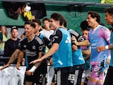 FUTBOLISTAS azulcremas festejan
con Perea su primer gol, ayer.