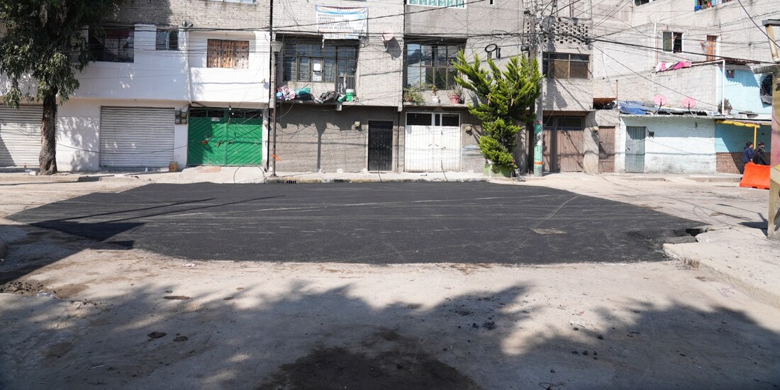 Reparan socavón en Iztapalapa.