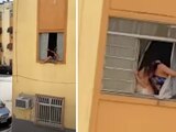 El hombre impidió que su esposa embarazada saliera por la ventana