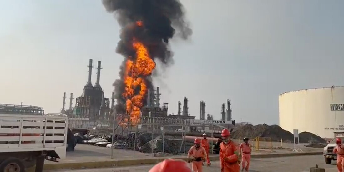 Así se ve el incendio de la refinería.