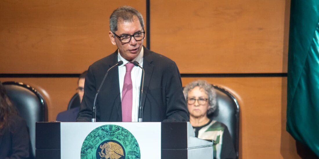 El secretario de Hacienda, Édgar Amador Zamora, entrega del Paquete Económico 2026 en la Cámara de Diputados.