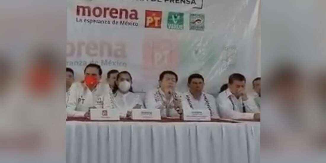 Abuchean a Mario Delgado en Oaxaca por insinuar que hay periodistas "mercenarios de los medios de comunicación".