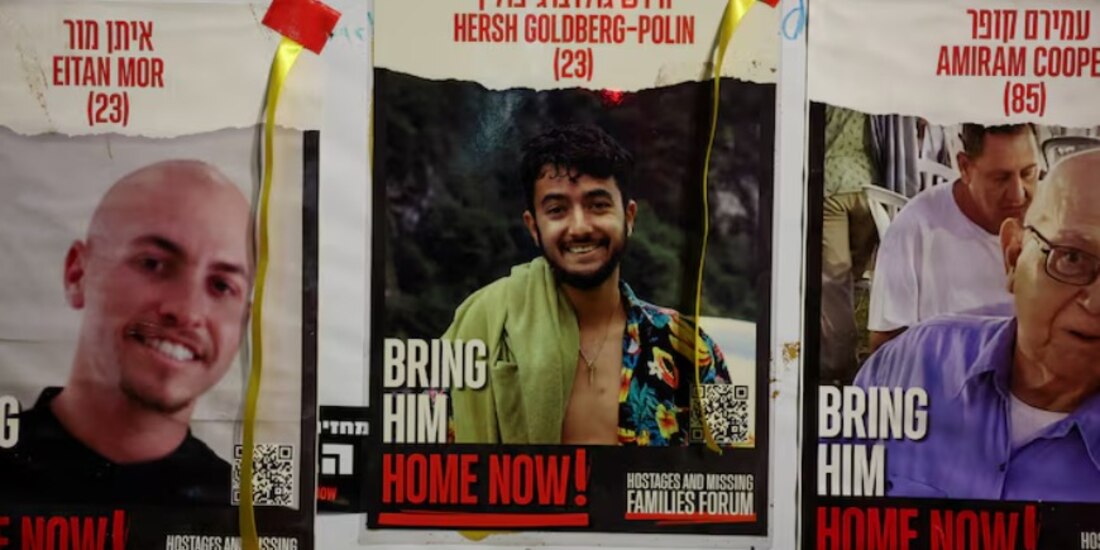 Vista de una pancarta que representa a Hersh Goldberg-Polin, un israelí-estadounidense capturado durante el ataque del 7 de octubre a Israel y llevado como rehén en Gaza.