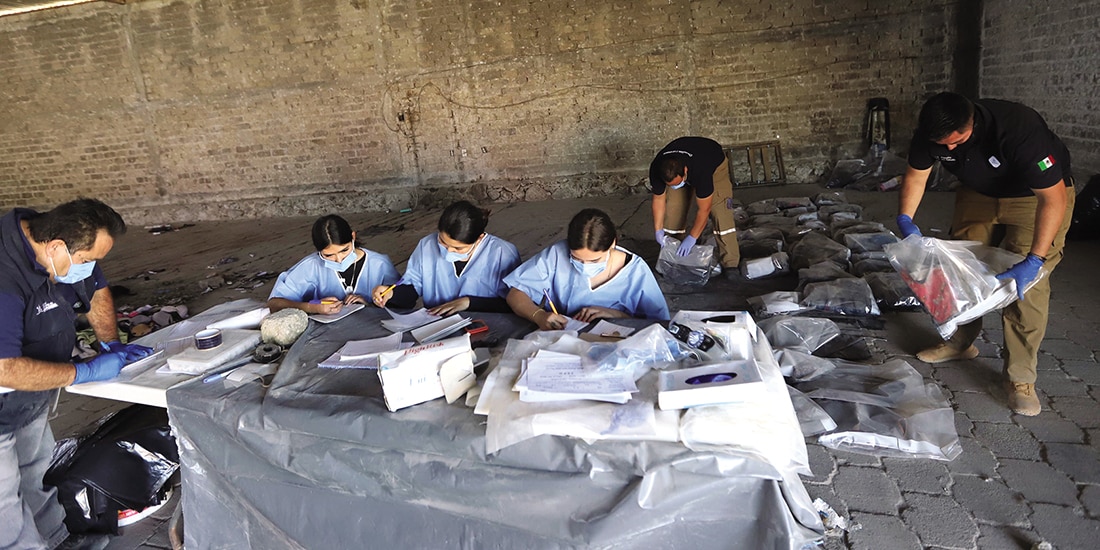 Funcionarios de la Fiscalía de Jalisco durante la reunión de evidencia encontrada en el rancho Izaguirre, el miércoles.