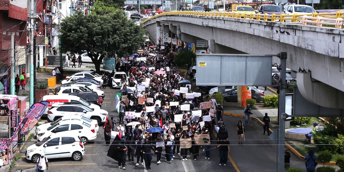 Estudiantes de la UAEM, colectivos y activistas marchan este martes por el feminicidio de la estudiante española Claudia Tacoronte.