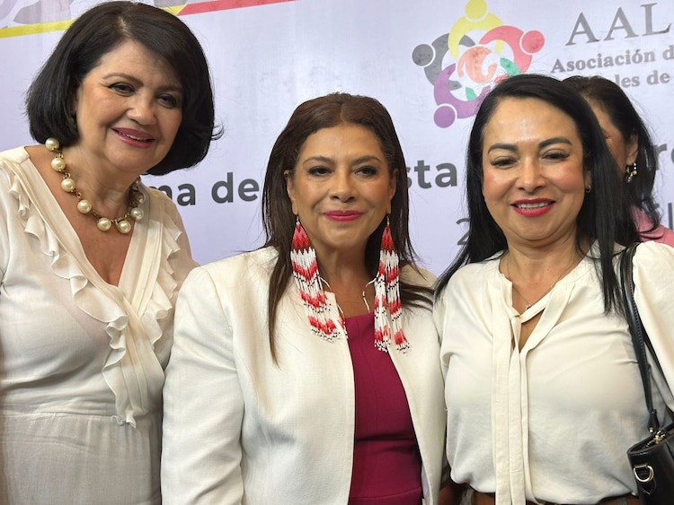 Al centro, la Jefa de Gobierno, Clara Brugada.