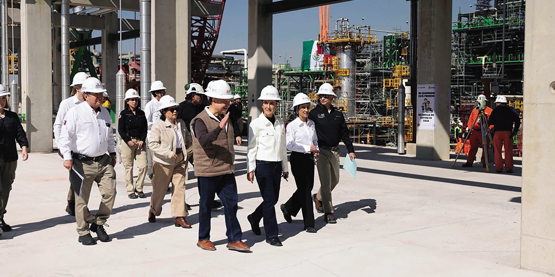 LA MANDATARIA, ayer, flanqueada por la secretaria de Energía
y el gobernador de Hidalgo, en la refinería de Tula