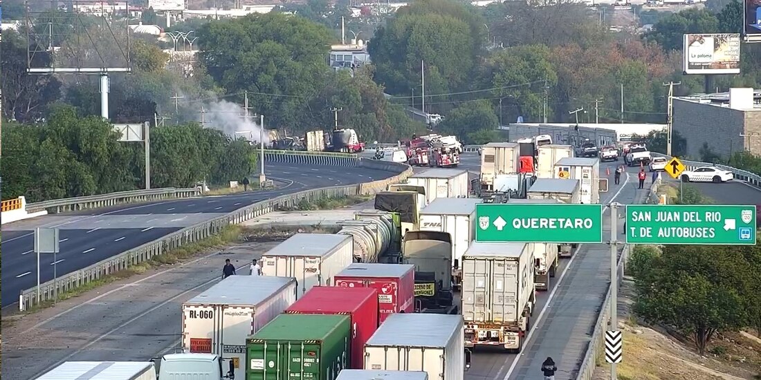 VIDEO. Por choque múltiple de tráileres e incendio, cierran en ambos sentidos de la autopista México-Querétaro.