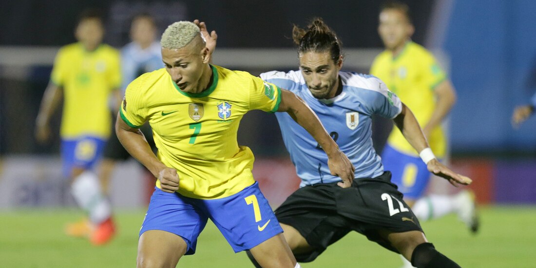 Richarlison y Martín Cáceres durante el duelo más reciente entre Brasil y Uruguay, el 17 de noviembre de 2020.