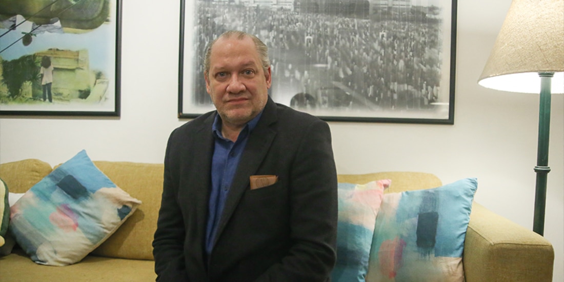 El historiador posa para La Razón, el jueves pasado en su casa.