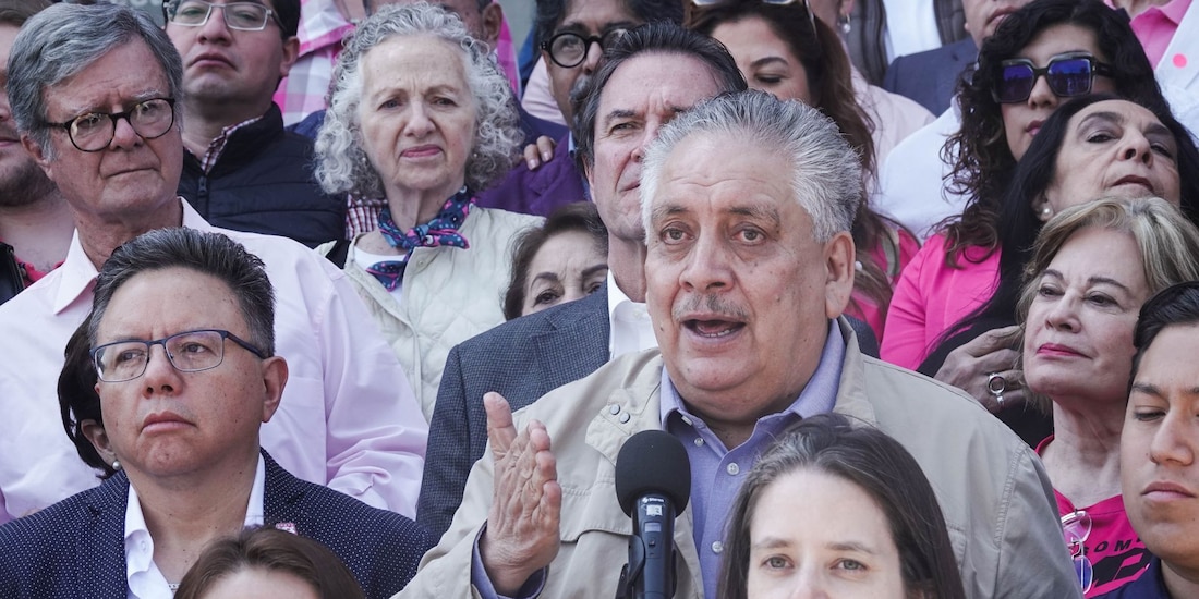 Habla al micrófono el presidente de Somos México, Guadalupe Acosta Naranjo.