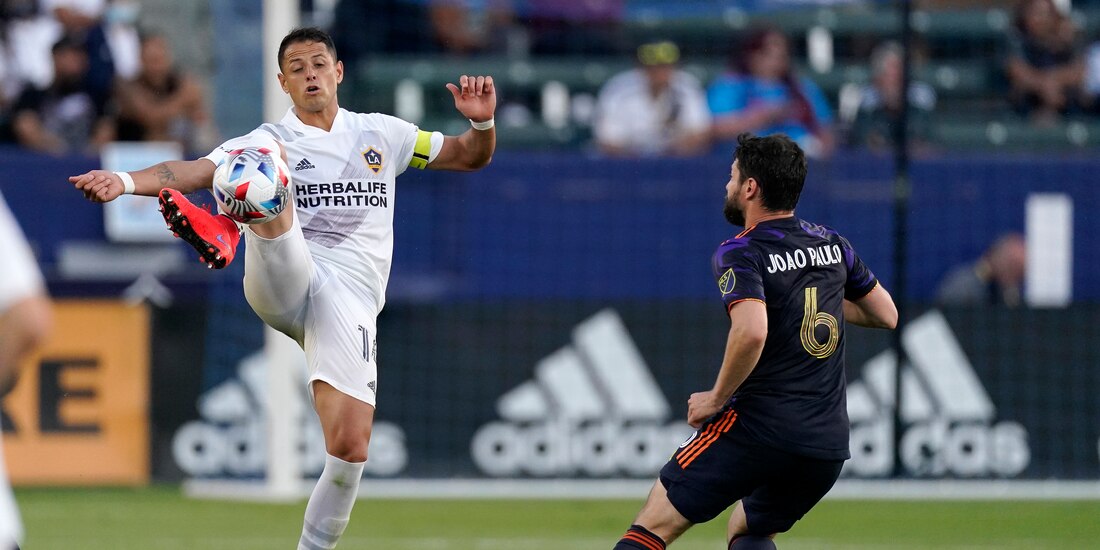 Javier "Chicharito" Hernández controla el balón durante un partido con el Galaxy en la MLS en junio pasado.